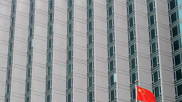 La bandera china ondea frente al consulado el 4 de junio de 2009 en Nueva York. FOTO DE AFP/Stan Honda (El crédito de la foto debe leer STAN HONDA/AFP a través de Getty Images)