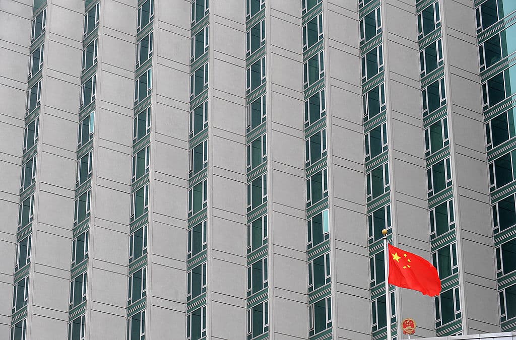 La bandera china ondea frente al consulado el 4 de junio de 2009 en Nueva York. FOTO DE AFP/Stan Honda (El crédito de la foto debe leer STAN HONDA/AFP a través de Getty Images)