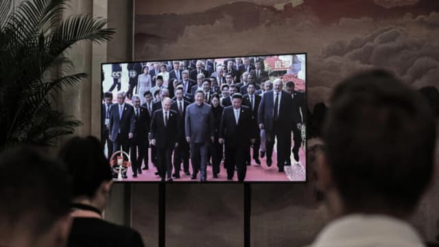 La cobertura informativa en el Gran Salón del Pueblo muestra al líder chino Xi Jinping (C), al líder norcoreano Kim Jong Un (centro D), al presidente ruso Vladimir Putin (centro I) y a otros líderes llegando a la plaza de Tiananmen para un desfile militar en Pekín el 3 de septiembre de 2025. Jade Gao/AFP a través de Getty Images