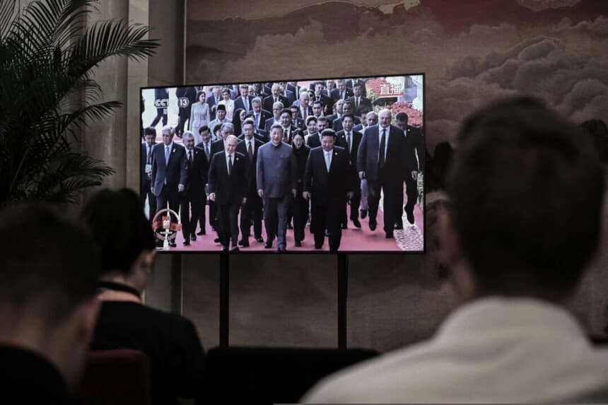 La cobertura informativa en el Gran Salón del Pueblo muestra al líder chino Xi Jinping (C), al líder norcoreano Kim Jong Un (centro D), al presidente ruso Vladimir Putin (centro I) y a otros líderes llegando a la plaza de Tiananmen para un desfile militar en Pekín el 3 de septiembre de 2025. Jade Gao/AFP a través de Getty Images