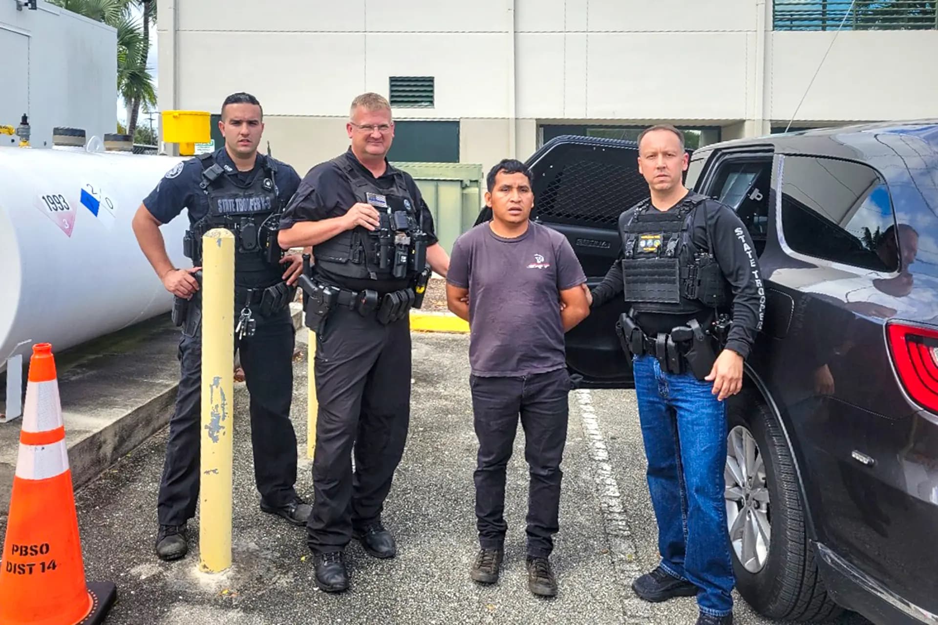 Dave Kerner (derecha), director del Departamento de Seguridad Vial y Vehículos Motorizados de Florida, asiste a la Patrulla de Carreteras de Florida en la detención de un inmigrante indocumentado con una orden de arresto por agresión a un agente del orden público en Lake Worth, Florida, el 17 de octubre de 2025. (Cortesía del sargento T. Kingery, Patrulla de Carreteras de Florida.)