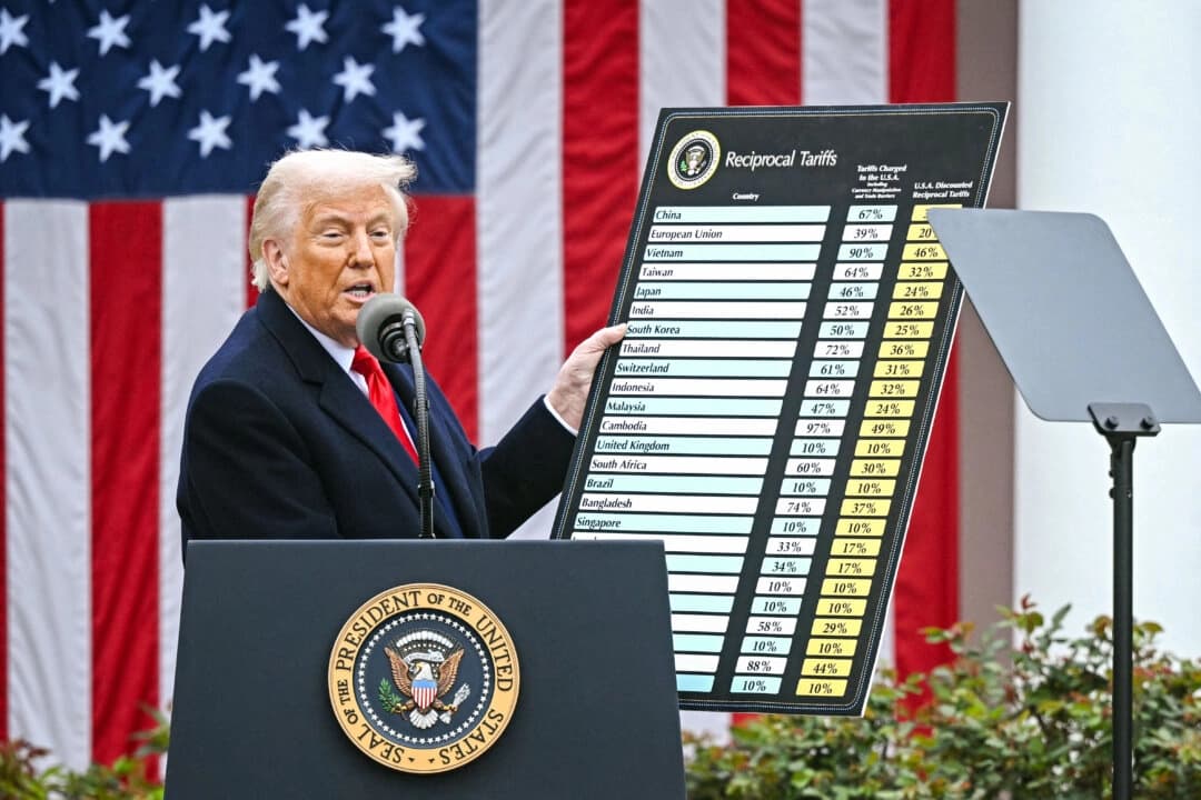 El presidente Donald Trump pronuncia un discurso sobre los aranceles recíprocos durante su evento del "Día de la Liberación" en el Jardín de Rosas de la Casa Blanca el 2 de abril de 2025. (Brendan Smialowski/AFP vía Getty Images)