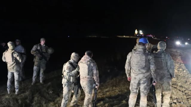 Soldados turcos y equipos de rescate buscan los restos de un avión privado que transportaba al jefe militar de Libia, cuatro oficiales, y tres tripulantes que se estrelló después de despegar de Ankara, matando a todos a bordo, en Ankara, Turquía, el 23 de diciembre de 2025. (Efekan Akyuz/Foto AP)