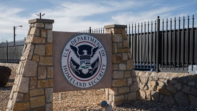 Juez de EE. UU. permite política que pide a legisladores notificar antes de visitar instalaciones del ICE