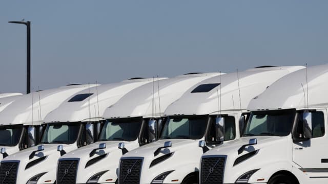 ICE detiene a 101 camioneros extranjeros ilegales en California