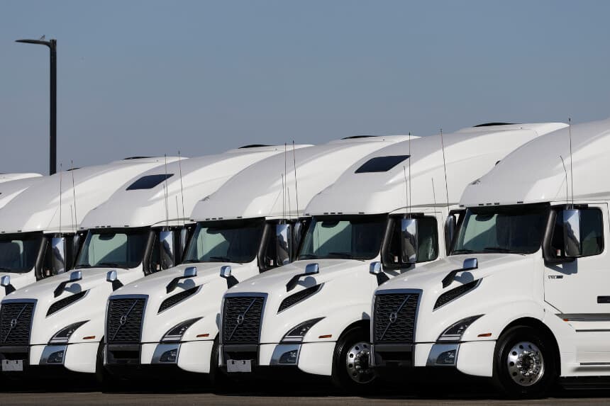 Camiones Volvo nuevos se exhiben en TEC Equipment el 26 de septiembre de 2025 en Dixon, California. (Justin Sullivan/Getty Images)