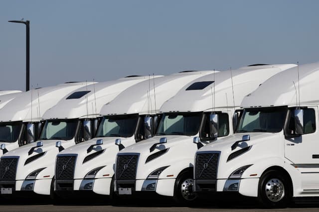 ICE detiene a 101 camioneros extranjeros ilegales en California