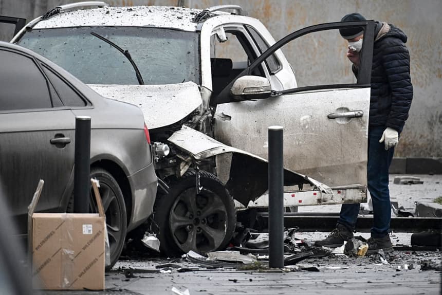 Un investigador trabaja en el lugar de la explosión del coche, en el sur de Moscú, el 22 de diciembre de 2025. (Alexander NEMENOV/AFP vía Getty Images)