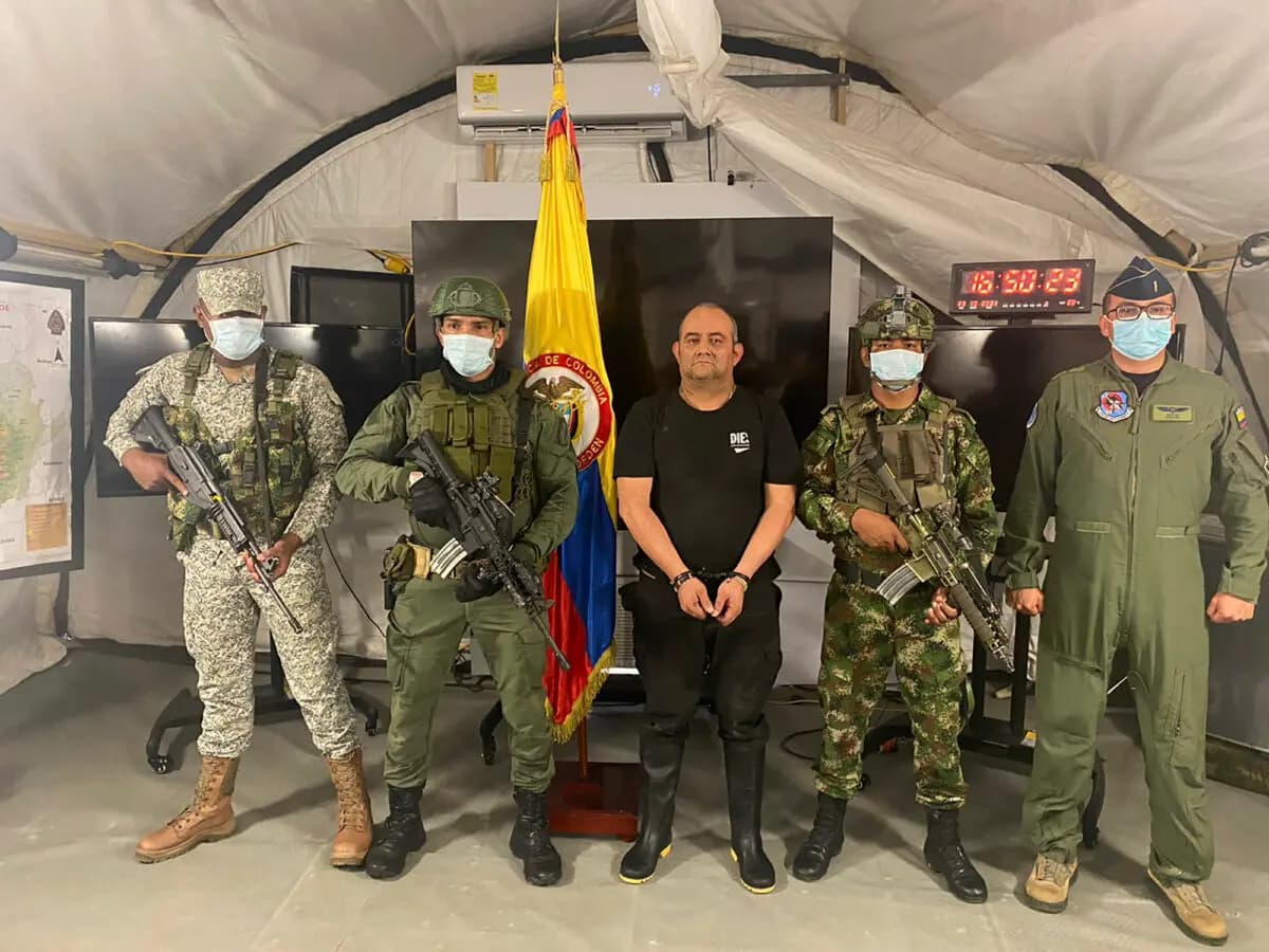 Dairo Antonio Usuga, alias "Otoniel", líder del violento cartel del Clan del Golfo, en una base militar en Necocli, Colombia, el 23 de octubre de 2021. (Oficina de prensa presidencial colombiana vía AP)