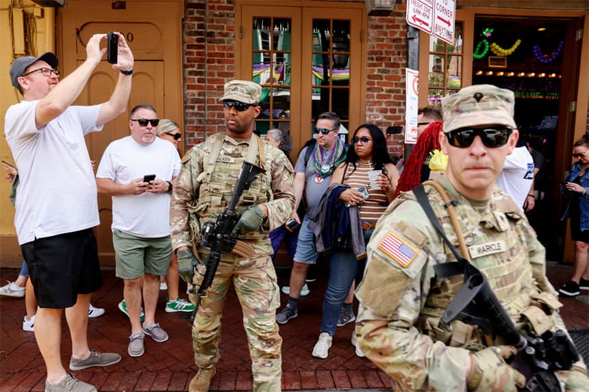 Miembros de la Guardia Nacional patrullan el Barrio Francés a lo largo de Bourbon Street el 8 de febrero de 2025 en Nueva Orleans, Luisiana. (Sandy Huffaker/Getty Images)