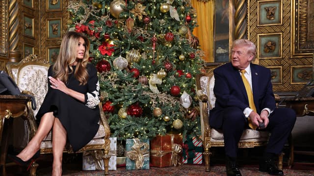 El presidente de Estados Unidos, Donald Trump, y la primera dama, Melania Trump, llaman a niños que participan en el seguimiento de los movimientos de Papá Noel con el Rastreador de Papá Noel del Comando de Defensa Aeroespacial de América del Norte (NORAD) en Nochebuena en el resort Mar-a-Lago, en Palm Beach, Florida, el 24 de diciembre de 2025. (Tasos Katopodis/Getty Images)