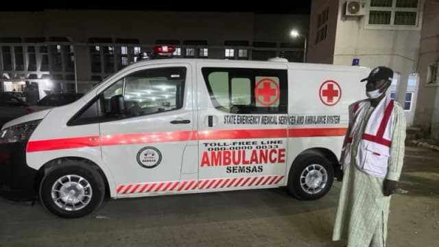 Un funcionario de emergencias se encuentra frente al Hospital Especializado del Estado de Borno, donde se atiende a las personas heridas en una explosión durante las oraciones vespertinas en una mezquita, en Maiduguri, Estado de Borno, Nigeria, el 24 de diciembre de 2025. (Ahmed Kingimi/Reuters)