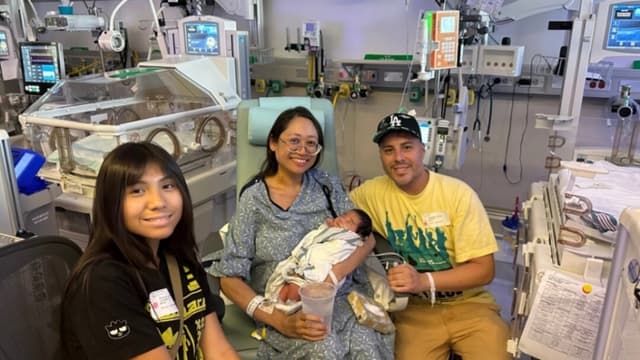 Esta foto proporcionada por la familia muestra, de izquierda a derecha, a Kaila, Suze, Ryu y Andrew López en el hospital Cedars-Sinai de Los Ángeles, en agosto de 2025. (Familia López vía AP)