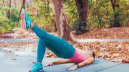 5 divertidos ejercicios sobre una sola pierna para el equilibrio y movilidad