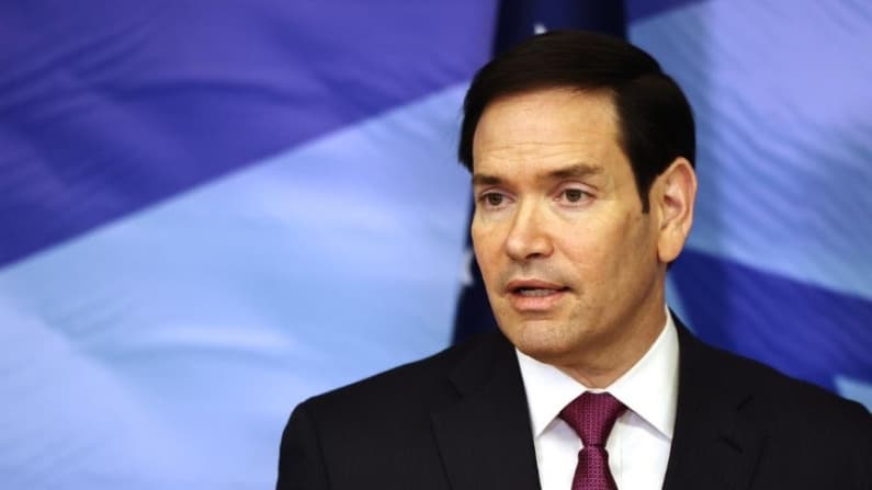 Juez bloquea a la administración Trump para deportar a activista bajo una prohibición de visas