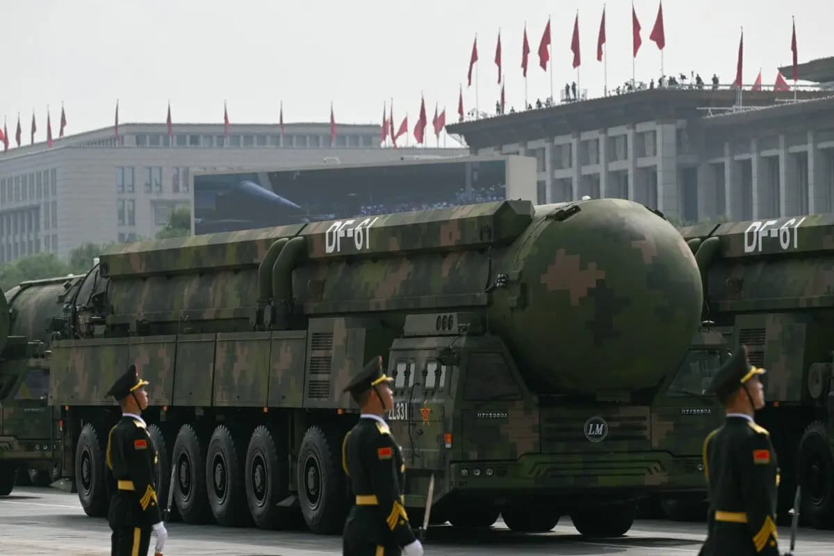 El misil balístico intercontinental DF-61 durante un desfile militar que conmemora el fin de la Segunda Guerra Mundial, en la Plaza de Tiananmen de Beijing, el 3 de septiembre de 2025. (Greg Baker/AFP vía Getty Images)