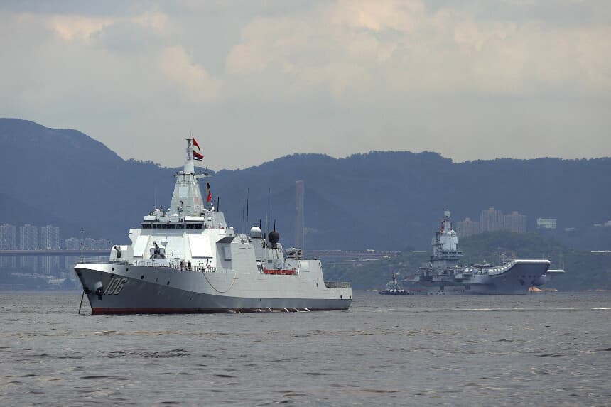 El destructor Yanan, buque escolta del primer portaaviones construido en China, el Shandong (derecha), fondea tras llegar a Hong Kong el 3 de julio de 2025. (MAY JAMES/AFP a través de Getty Images)