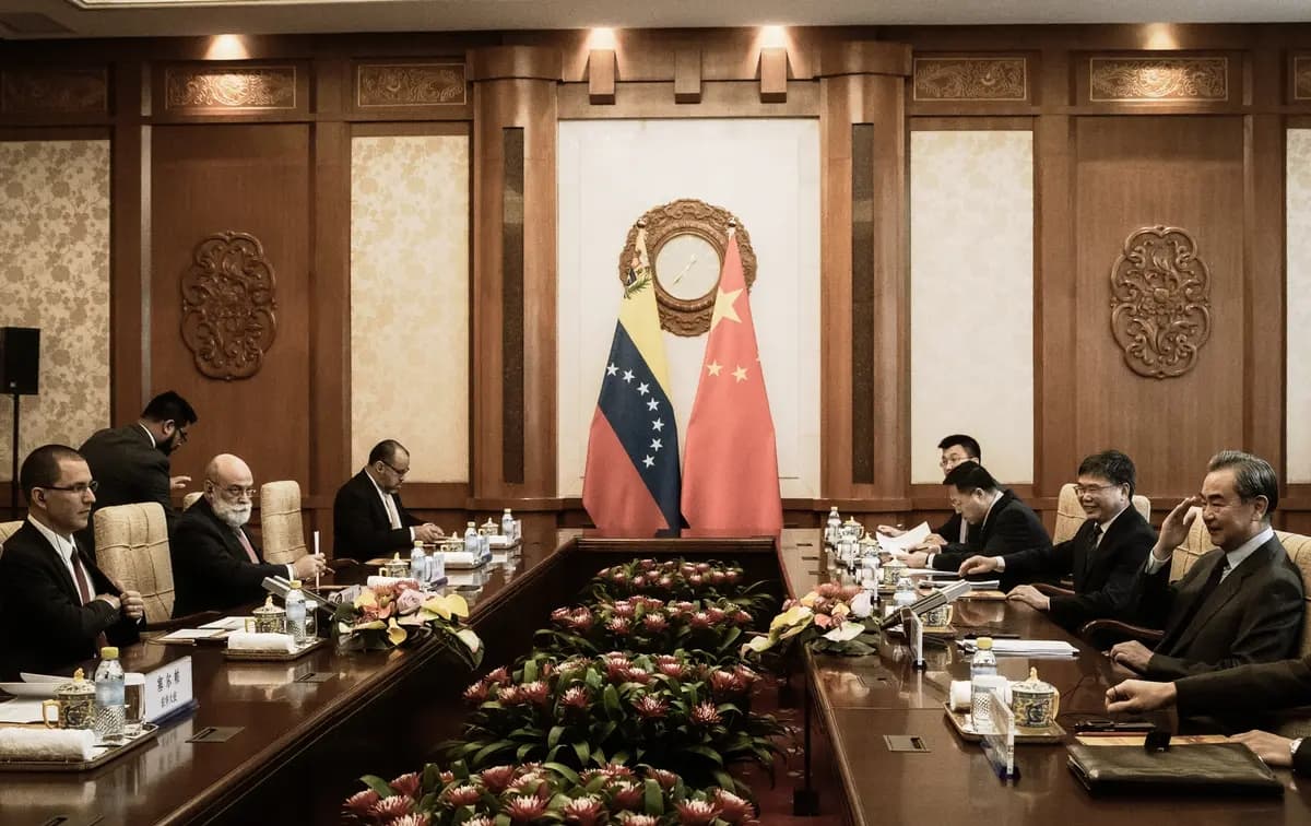 El ministro de Relaciones Exteriores chino, Wang Yi (derecha), habla durante una reunión con el entonces ministro de Relaciones Exteriores venezolano, Jorge Arreaza (izquierda), en la Residencia Oficial de Diaoyutai en Pekín, el 16 de enero de 2020. (Ng Han Guan/Pool/Getty Images)