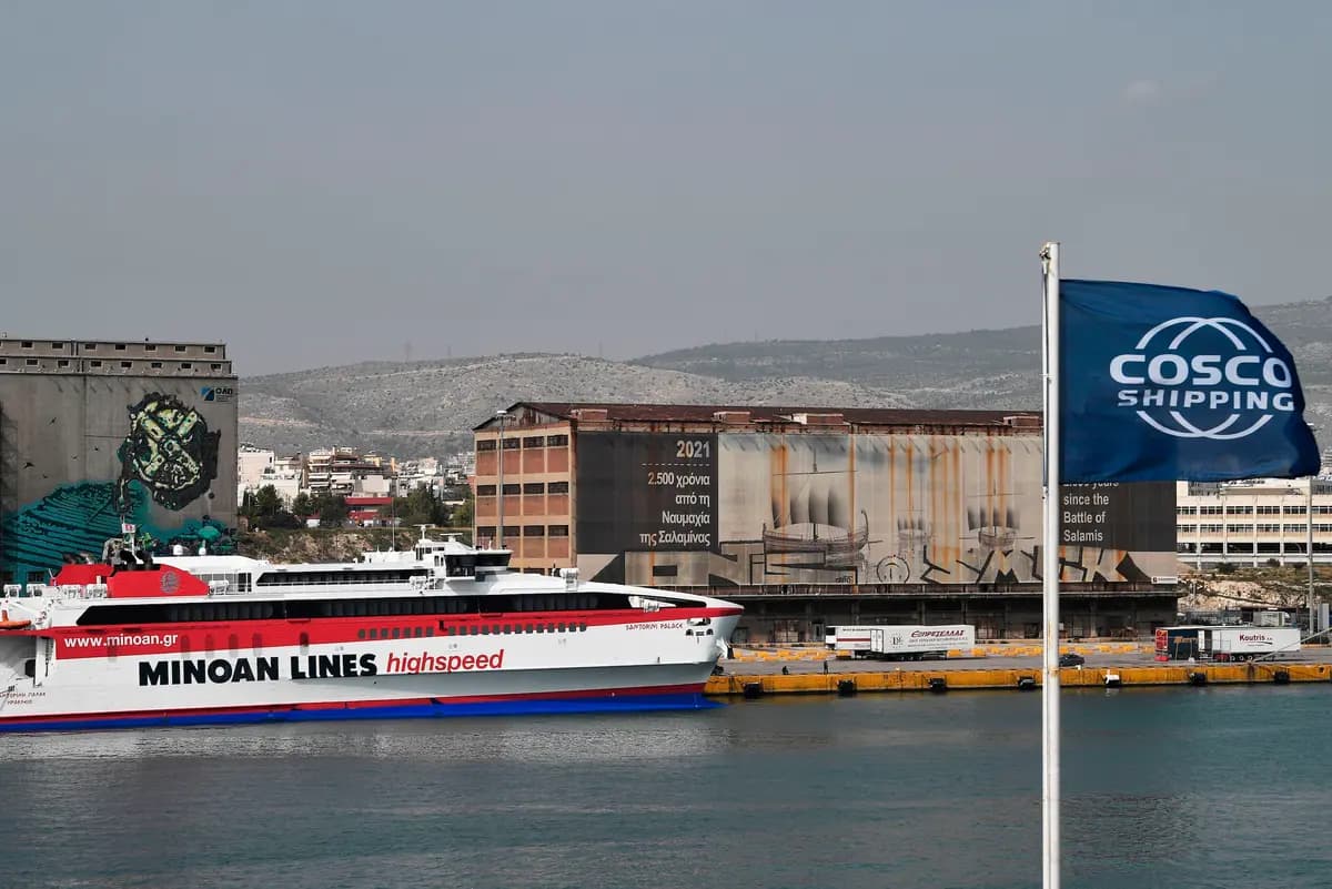 <em>Vista de los antiguos almacenes del puerto del Pireo, que se transformarán en hoteles de cinco estrellas, el 18 de octubre de 2018. La gigante naviera china COSCO ha anunciado que tiene planes ambiciosos para el puerto griego del Pireo, entre los que se incluyen la mejora de los ya bulliciosos muelles de contenedores y automóviles, así como la ampliación de un hotel de cinco estrellas. (Louisa Gouliamaki/AFP a través de Getty Images)</em>