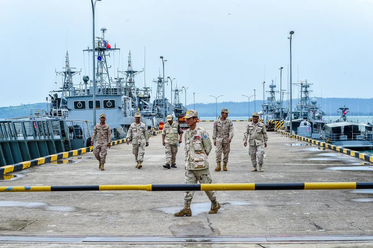 <em>Miembros de la Armada de Camboya caminan por un embarcadero en la base naval de Ream, Camboya, el 26 de julio de 2019. (Tang Chhin Sothy/AFP vía Getty Images)</em>