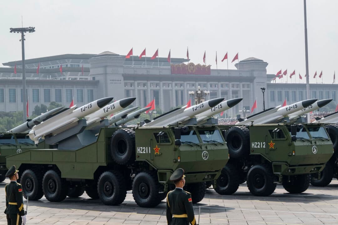 Lanzamisiles chinos durante un desfile militar celebrado en la plaza de Tiananmen el 3 de septiembre de 2025, en Beijing. Kevin Frayer/Getty Images