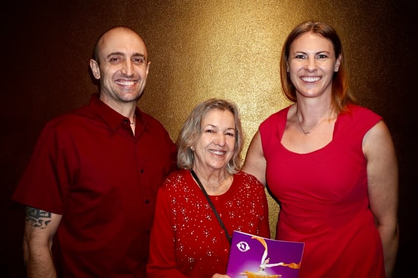 (De izq. a der.) Louis Rushing, Darlene Rushing y Ana Rushing en la presentación de Shen Yun Performing Arts en el Centro de Artes Escénicas, el 24 de diciembre de 2025. (Lily Yu/The Epoch Times)