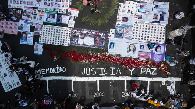 Esta vista aérea muestra a familiares de personas desaparecidas durante las actividades del Día Internacional de los Desaparecidos en la Ciudad de México, el 30 de agosto de 2025. (RODRIGO OROPEZA/AFP vía Getty Images)