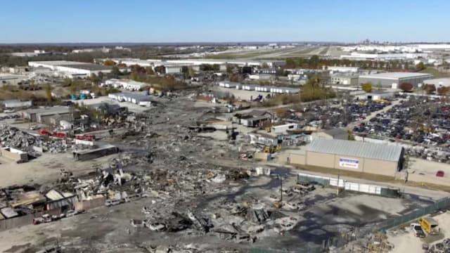 El lugar del accidente aéreo de UPS en Louisville, Kentucky, el 6 de noviembre de 2025. NTSB vía AP.