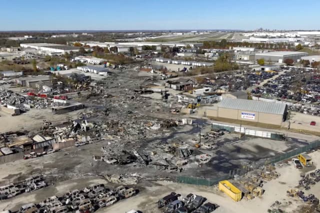 El lugar del accidente aéreo de UPS en Louisville, Kentucky, el 6 de noviembre de 2025. NTSB vía AP.