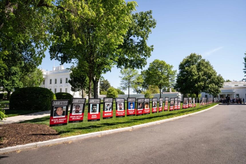 Carteles con las fotos policiales de inmigrantes ilegales detenidos en los últimos tres meses y sus presuntos delitos violentos se exhiben en la Casa Blanca en Washington el 28 de abril de 2025. (Madalina Vasiliu/The Epoch Times)