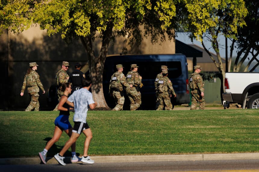 Miembros de la Guardia Nacional patrullan el 11 de octubre de 2025 en Memphis, Tennessee. (Brett Carlsen/Getty Images)