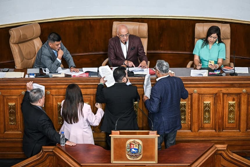 El presidente de la Asamblea Nacional de Venezuela, Jorge Rodríguez (arriba, centro), el vicepresidente primero, Pedro Infante (arriba, izquierda), y la vicepresidenta segunda, América Pérez (arriba, derecha), debaten una ley con otros legisladores durante una sesión extraordinaria de la Asamblea Nacional en Caracas, el 23 de diciembre de 2025. El 23 de diciembre, el Parlamento venezolano aprobó una ley que impone largas penas de prisión a cualquier ciudadano que apoye el bloqueo de petroleros estadounidenses. (Federico Parra/AFP vía Getty Images)