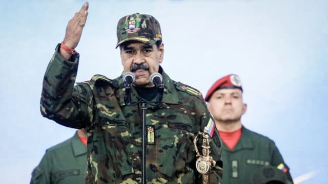 El líder venezolano Nicolás Maduro sostiene la espada de Simón Bolívar mientras habla en un mitin contra una posible escalada de las acciones de Estados Unidos hacia el país, en la base militar de Fort Tiuna, en Caracas, Venezuela, el 25 de noviembre de 2025. (Leonardo Fernández Viloria/Reuters)