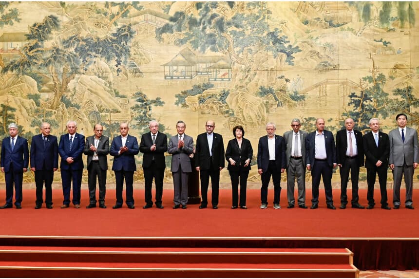 El ministro de Asuntos Exteriores de China, Wang Yi (C), posa para una foto de grupo con miembros de las facciones palestinas durante la firma de la "Declaración de Beijing" en la Casa de Huéspedes del Estado Diaoyutai en Beijing el 23 de julio de 2024. (PEDRO PARDO/POOL/AFP a través de Getty Images)