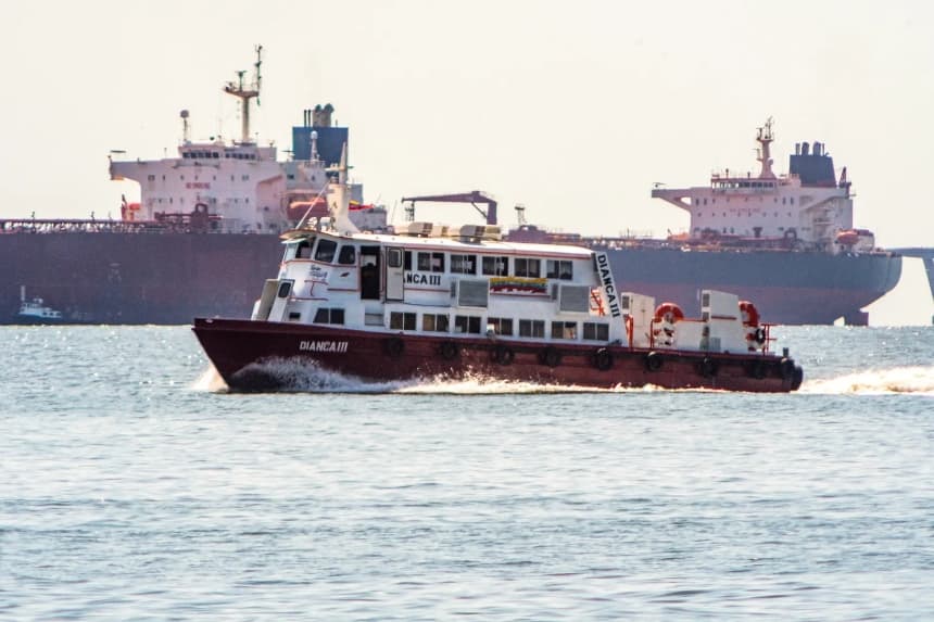 Un barco pasa junto a un petrolero anclado en el lago Maracaibo, cerca de Maracaibo (Venezuela), el 18 de diciembre de 2025. (Alejandro Paredes/AFP a través de Getty Images)
