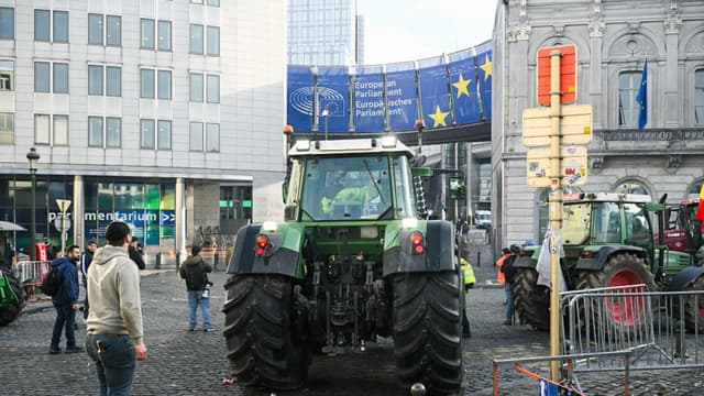 Tractores llegan frente al Parlamento Europeo, durante una protesta de agricultores para denunciar las reformas de la Política Agrícola Común (PAC) y los acuerdos comerciales como el Mercosur, en Bruselas, el 18 de diciembre de 2025, organizada por Copa-Cogeca, la principal asociación que representa a los agricultores y cooperativas agrícolas de la UE. (Foto de NICOLAS TUCAT / AFP a través de Getty Images)