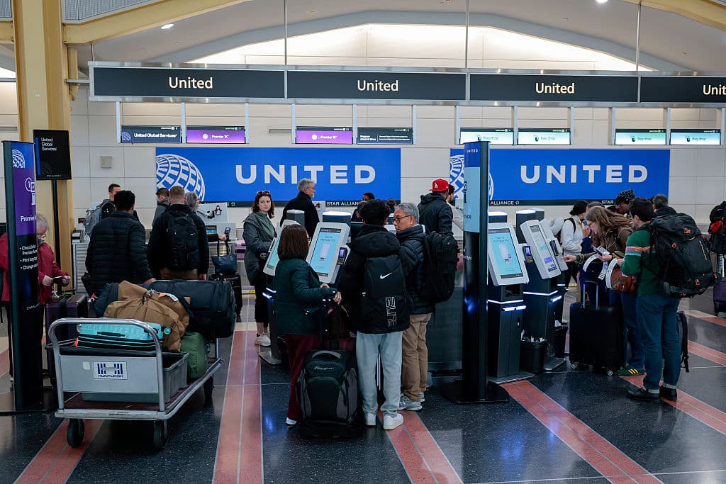 Los viajeros abarrotan el Aeropuerto Nacional Ronald Reagan de Washington el 23 de diciembre de 2025 en Arlington, Virginia. (Foto de Heather Diehl/Getty Images)