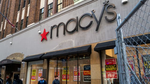 La gente pasa por delante de una tienda Macy's en Brooklyn. (Foto de Spencer Platt/Getty Images)
