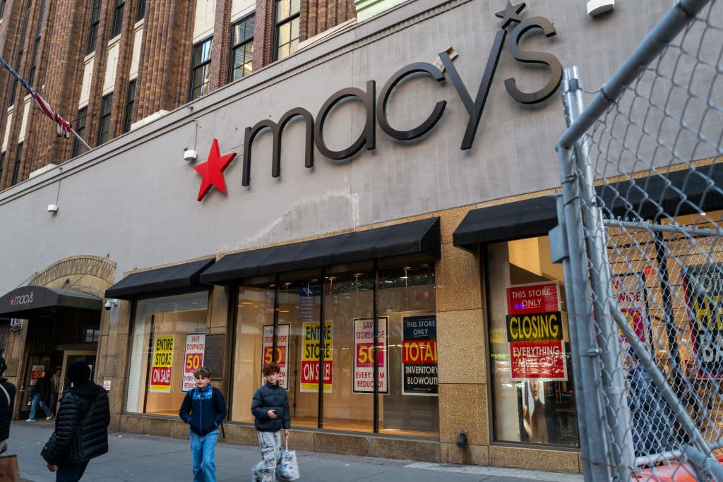 La gente pasa por delante de una tienda Macy's en Brooklyn. (Foto de Spencer Platt/Getty Images)
