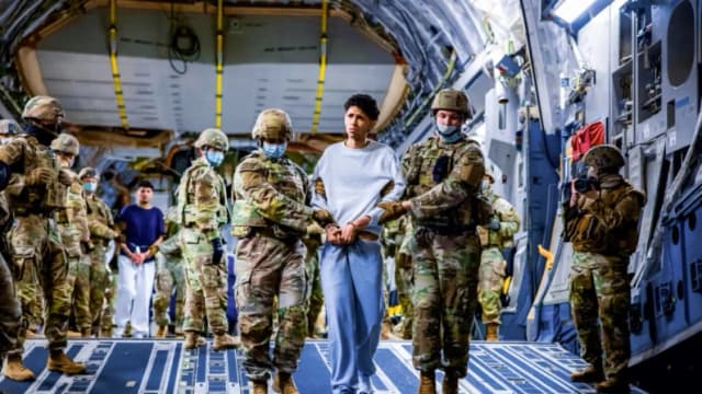 Personal militar estadounidense escolta a presuntos miembros de la pandilla venezolana Tren de Aragua y la pandilla MS-13 recientemente deportados por el gobierno de Estados Unidos para ser encarcelados en el Centro de Internamiento del Terrorismo (CECOT), como parte de un acuerdo con el gobierno salvadoreño, en San Luis Talpa, El Salvador, el 30 de marzo de 2025. (Secretaría de Prensa de la Presidencia/Handout vía Reuters)