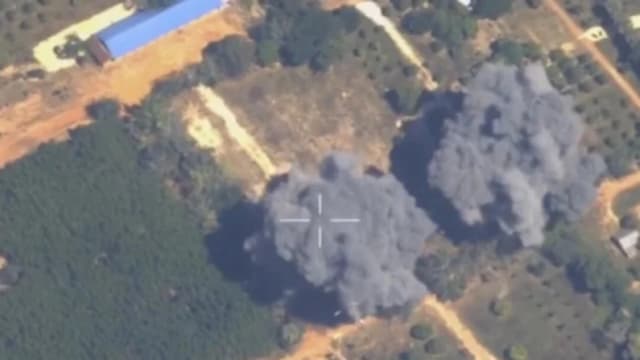 El humo se eleva tras lo que Tailandia calificó como ataques aéreos llevados a cabo en Camboya a lo largo de una zona fronteriza en disputa, en Preah Netr Preah, provincia de Banteay Meanchey, Camboya, en esta captura de pantalla tomada de un vídeo difundido el 15 de diciembre de 2025. Ejército Real Tailandés/Difusión vía Reuters.