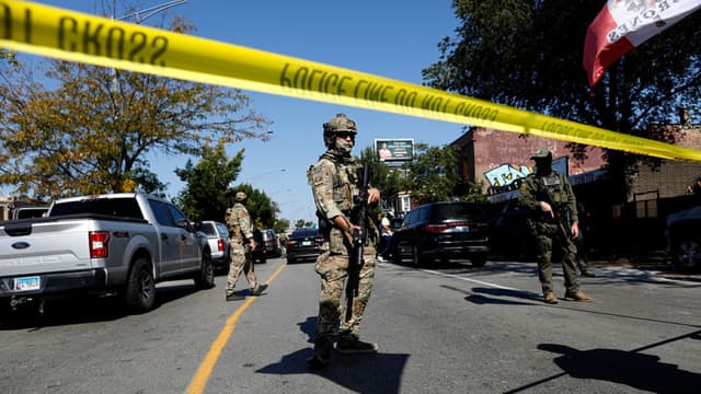 Agentes de la Patrulla Fronteriza de Aduanas y Protección Fronteriza (CBP) y agentes del Servicio de Inmigración y Control de Aduanas (ICE) en operativo en Chicago, Illinois, el 4 de octubre de 2025. (Foto de OCTAVIO JONES/AFP vía Getty Images)
