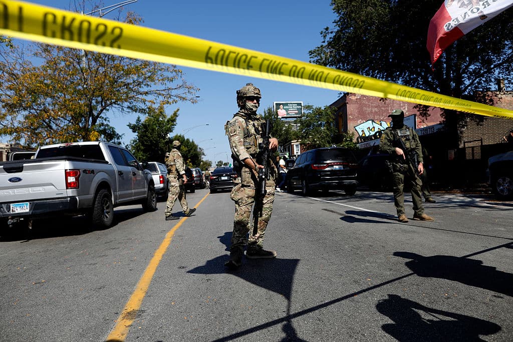 Agentes de la Patrulla Fronteriza de Aduanas y Protección Fronteriza (CBP) y agentes del Servicio de Inmigración y Control de Aduanas (ICE) en operativo en Chicago, Illinois, el 4 de octubre de 2025. (Foto de OCTAVIO JONES/AFP vía Getty Images)