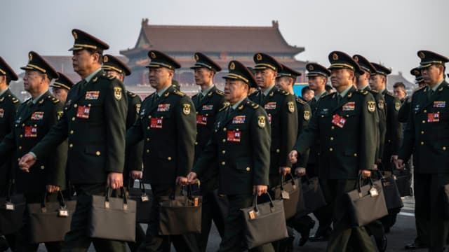 Diputados del ejército chino caminan juntos al llegar a la segunda sesión plenaria de la Asamblea Popular Nacional, o NPC, en el Gran Salón del Pueblo el 8 de marzo de 2025 en Pekín, China. (Foto de Kevin Frayer/Getty Images)