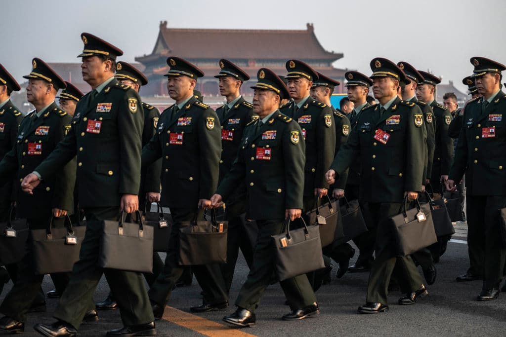 Diputados del ejército chino caminan juntos al llegar a la segunda sesión plenaria de la Asamblea Popular Nacional, o NPC, en el Gran Salón del Pueblo el 8 de marzo de 2025 en Pekín, China. (Foto de Kevin Frayer/Getty Images)