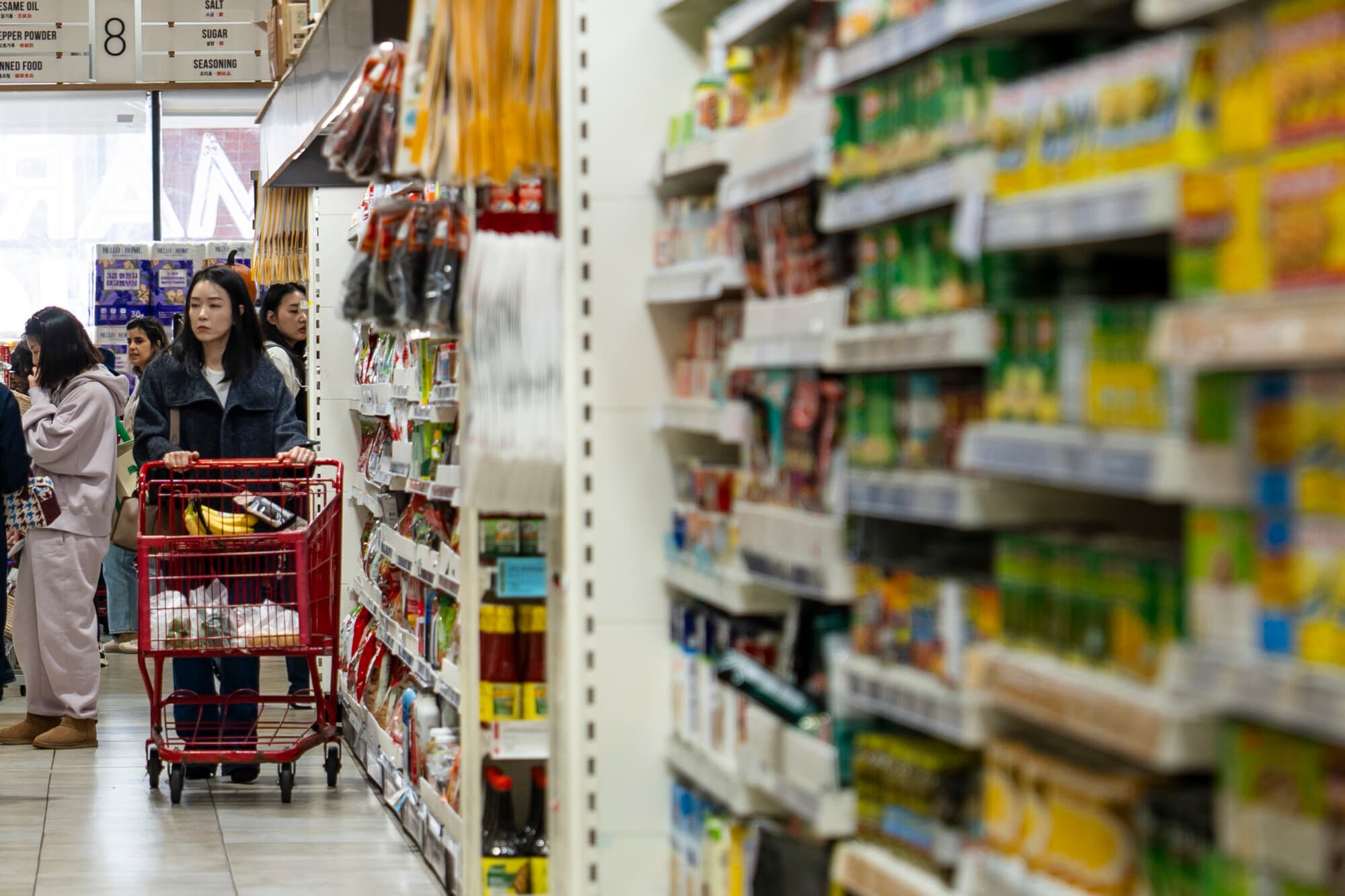 Compradores en una tienda de comestibles en Centreville, Virginia, el 2 de noviembre de 2025. (Madalina Kilroy/The Epoch Times)