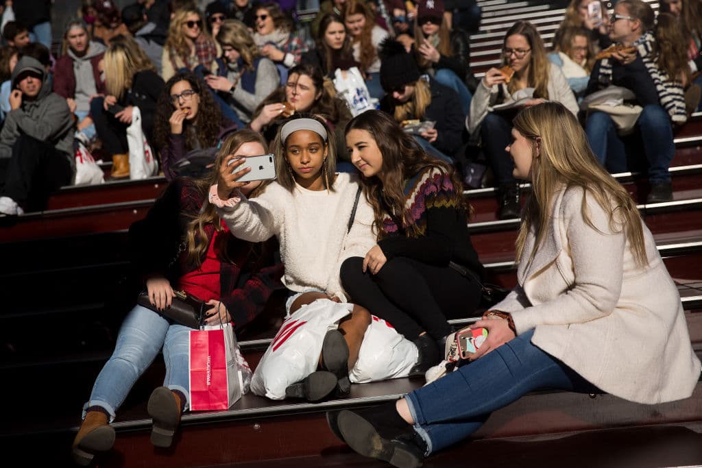 Un grupo de adolescentes se hace una foto con un smartphone en Times Square, el 1 de diciembre de 2017, en la ciudad de Nueva York. La aplicación para compartir fotos Instagram ha publicado los datos de las ciudades y lugares más fotografiados en Instagram en 2017. Nueva York ocupa el primer lugar, seguida de Moscú y Londres en segundo y tercer lugar. Entre los lugares más fotografiados de Nueva York se encuentran el puente de Brooklyn, Times Square y Central Park. (Foto de Drew Angerer/Getty Images)