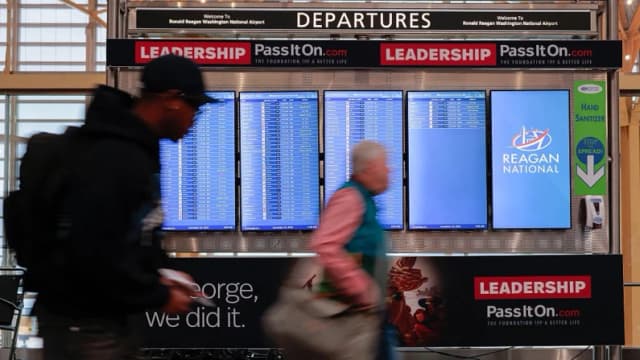 Viajeros pasan por el Aeropuerto Nacional Ronald Reagan de Washington en Arlington, Virginia, el 23 de diciembre de 2025. (Heather Diehl/Getty Images)
