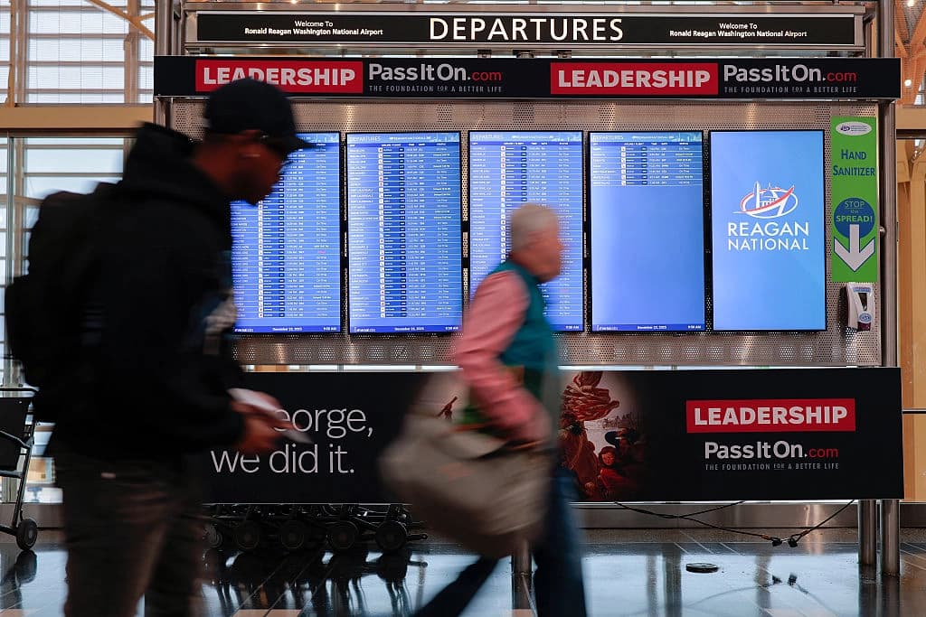 Viajeros pasan por el Aeropuerto Nacional Ronald Reagan de Washington en Arlington, Virginia, el 23 de diciembre de 2025. (Heather Diehl/Getty Images)
