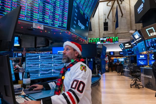 Los operadores trabajan en la sala de la Bolsa de Nueva York (NYSE) durante una jornada bursátil reducida antes de las vacaciones de Navidad, el 24 de diciembre de 2025, en la ciudad de Nueva York. (Spencer Platt/Getty Images)